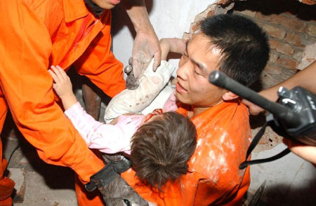 女童掉进30厘米宽墙缝 邻居凿洞救出孩子(图)