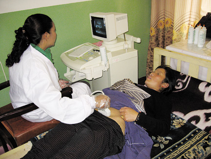 城关区卫生局免费为育龄妇女进行生殖健康检查