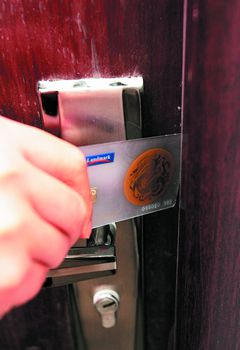 了一件怪事:小区近70户居民家装的内开式防盗门均能用塑料卡片打开