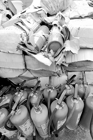 报道"两个月前,我们这里住进来几个人,天天往院子搬灭火器,还把几大盆