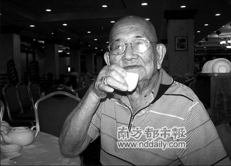 欧老正在酒店喝茶.