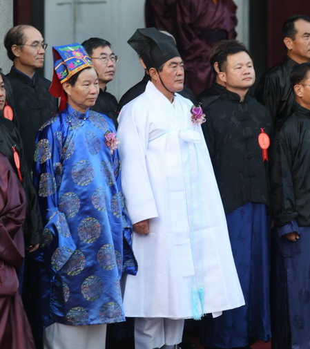 台湾各地举行祭孔大典民众着汉服抢拔智慧毛