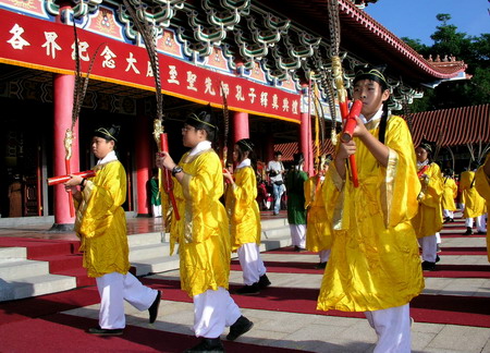 台湾各地举行祭孔大典民众着汉服抢拔智慧毛