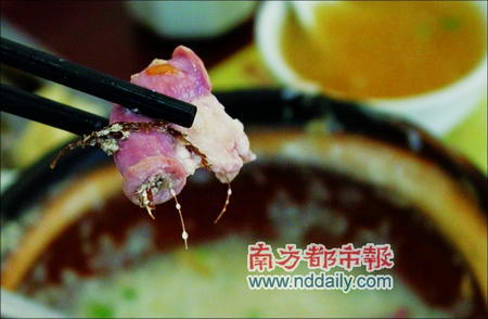 顾客在知名快餐店粥里吃出猪粪(图)
