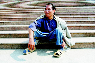 小儿麻痹患者苦练4年游泳 2次单手救人(图)