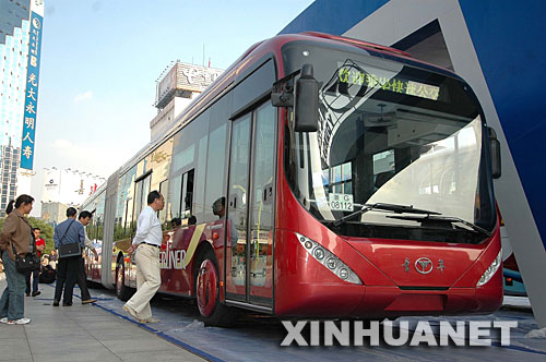 "巨无霸"公交车现身杭州 长25米可载300人(图)