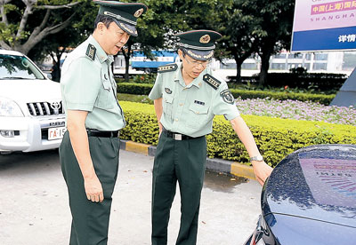 昨日下午,市委常委,深圳警备区司令员刘勇大校,政委王小毛大校率队