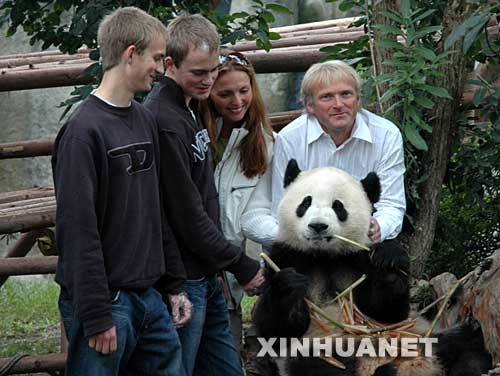 挪威"洋爸爸"认养奥运大熊猫晶晶 每年出5万元