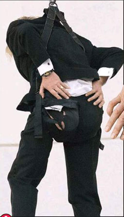 英亿万富翁表演高空特技时裤裆撕裂(图)