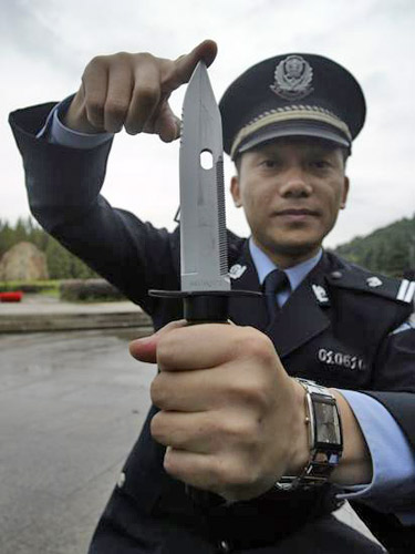 民警展示新式警用制式刀具