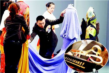 冠军获价值7万元金剪刀