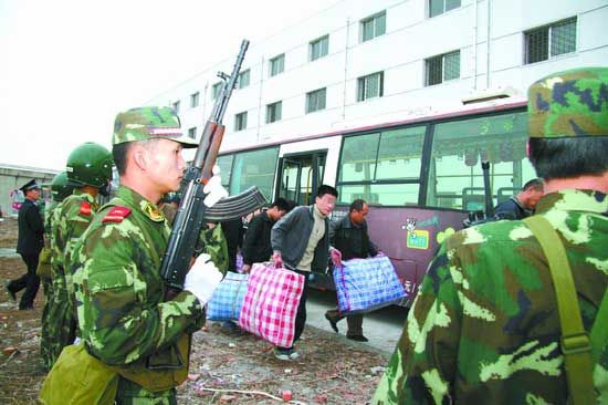 安徽淮南全城犯人大转移数百武警荷枪押送图