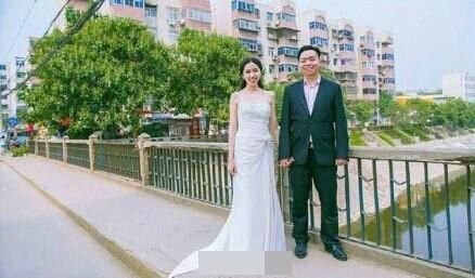 18年后，两人在同样的地方又拍下合影——结婚照