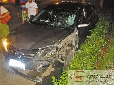 ▲留在现场的肇事小轿车，司机已逃逸。 被撞倒的摩的损失严重。 通讯员 尹光才 摄