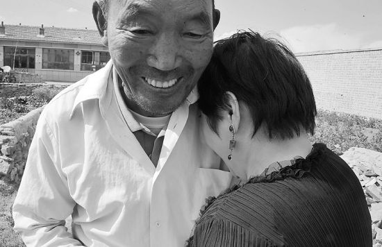 跨越海峡的兄妹重逢。