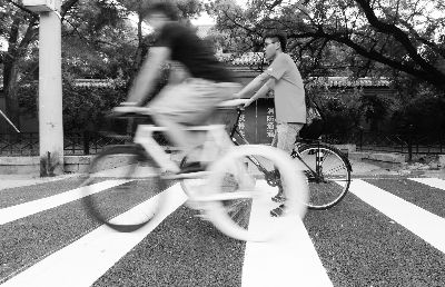 测试刹车时，普通自行车已经停下，“死飞”还在继续往前冲摄/法制晚报记者 刘畅