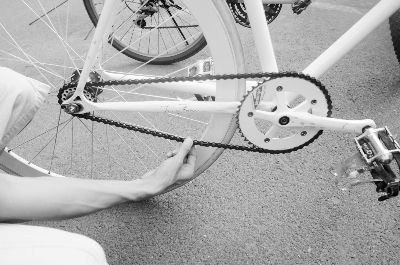 “死飞”的飞轮是死的，链条紧扣其上摄/法制晚报记者 范博韬