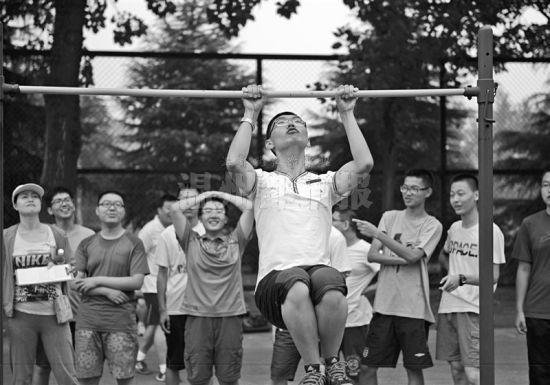 浙大竺可桢学院新生选拔的体能测试让同学们“压力山大”，今年男生新增了“引体向上”测试，多数考生只能做两三个，能超过10个这一及格线的寥寥无几。