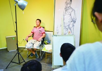 儿子的活  8月28日，长沙市岳麓区银盆南路，匡正轩在一个美术培训学校做人像模特。