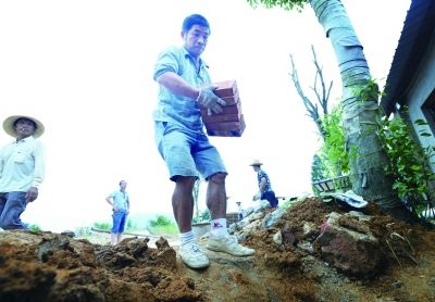 父亲的活   8月28日，长沙市岳麓区后湖，匡父就在出租屋附近的工地上做着苦力活。记者 李健 摄