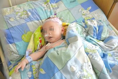 8月29日，蔚蔚在医院接受治疗