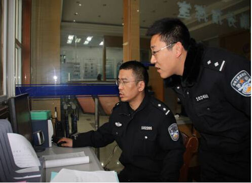 谢玮（左）和同事分析案情。