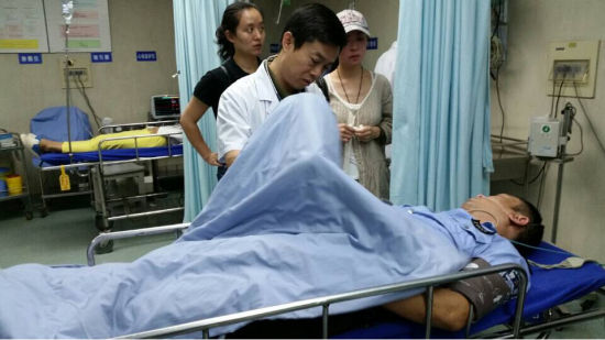 谢玮在医院抢救。