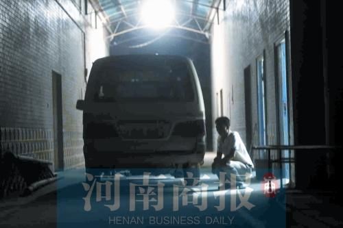 昨晚10点左右，当地一家殡仪馆内，师建林蹲在地上，焦急地等待法医解剖的最新消息。