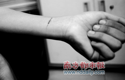 14岁少女连喝6罐啤酒后欲割腕自杀 手机新浪网