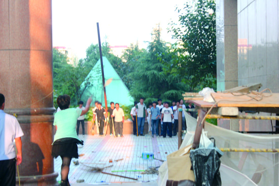 9月5日天伦花园门口，蓝翔技校副校长率师生殴打孔令荣