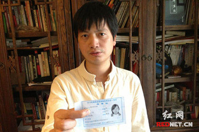 湖南岳阳籍作家张一一阔别高考15年后第三次参加高考。