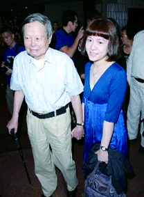 图注：2013年，91岁的杨振宁和36岁的妻子翁帆现身香港，十指紧扣