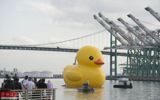 8月20日，大黄鸭在美国洛杉矶港游弋。当日，周游世界的大黄鸭现身洛杉矶。大黄鸭由荷兰艺术家弗洛伦泰因·霍夫曼创作，其可爱造型一经推出即广受欢迎。新华社记者杨磊摄 