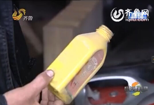 　李大哥告诉记者，奶奶是觉得自己拖累了孙子，才喝药自杀。图为奶奶喝下的除草剂（视频截图） 