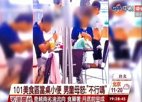 纪女士给孩子“整理仪容”中