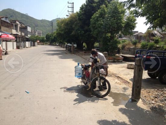 由于不敢饮用家中的自来水，梅陇镇居民买山泉水饮用