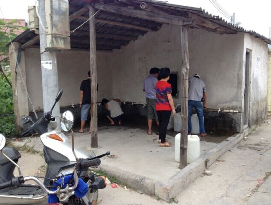 梅陇镇的一处山泉水售卖点，据老板王女士介绍，每天都有居民过去买水，最多一天的卖水收入可达千元以上