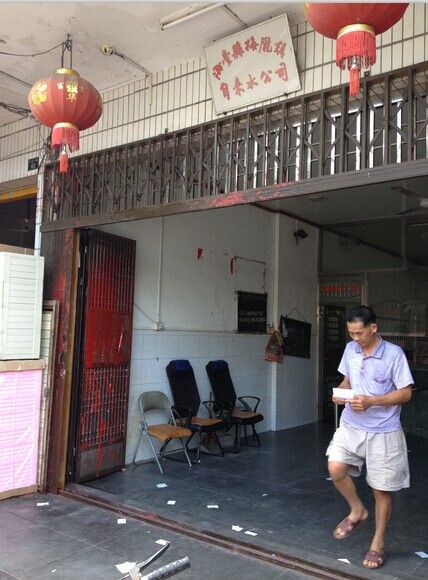 被泼油漆的后的梅陇镇自来水公司门口，门上还有红油漆的痕迹。对于门口被泼油漆一事，自来水公司工作人员表示理解