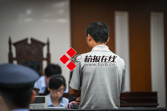     父亲张宝（化名）9月13日一审庭审现场 