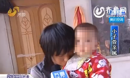 　　在向村民表达感谢时，低下了头，埋在抱着的孩子棉衣中。