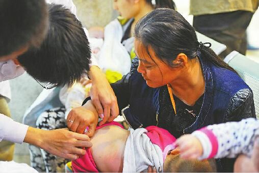 医生正在给女婴诊断