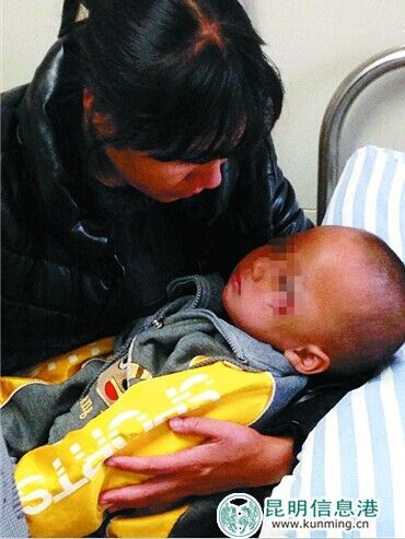 惊魂未定的斌斌躺在母亲怀中，眼角有明显伤痕