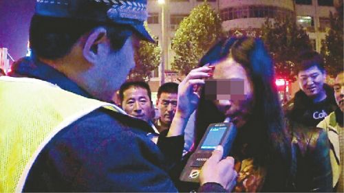 女司机反复吹了几十次都没吹出结果