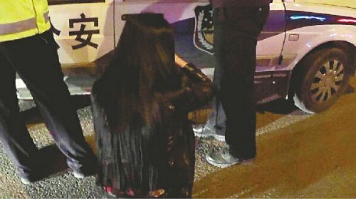 一听要抽血，女司机又哭又闹。