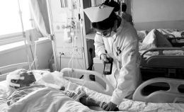 护士正在扫描病人腕带上的二维码