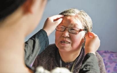 奶奶最近身体不好，楠楠从学校请假在家陪伴奶奶