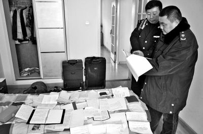 办案人员从传销组织人员住处找到大量学习笔记