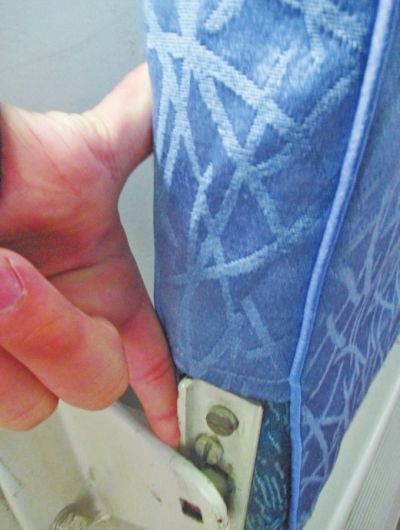    成人手指可以轻易塞入