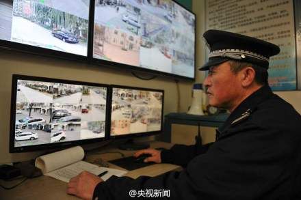 敬业保安将60块监控屏编号 1个月抓4贼