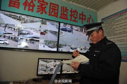 敬业保安将60块监控屏编号 1个月抓4贼